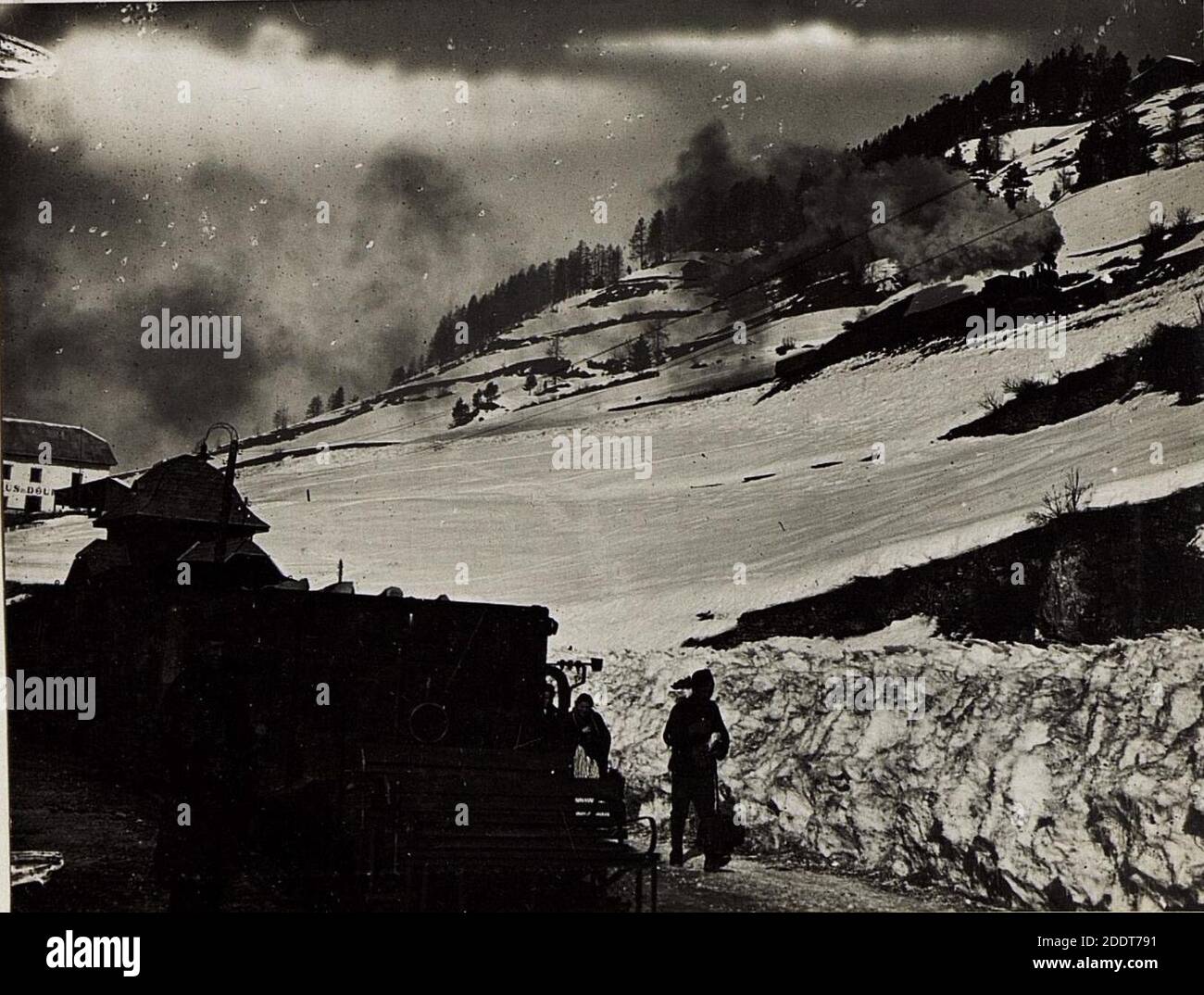 Km 25,0 Bahnaufwärts Bahnhof St. Christina, rechts ein bergfahrender Zug. Banque D'Images