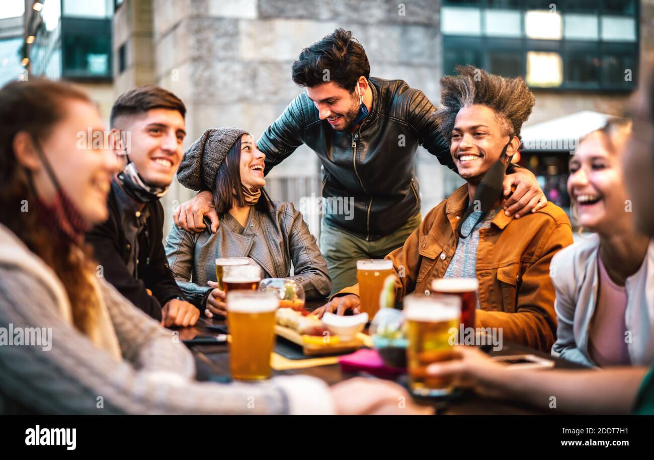 Les gens qui boivent de la bière Banque de photographies et d’images à ...