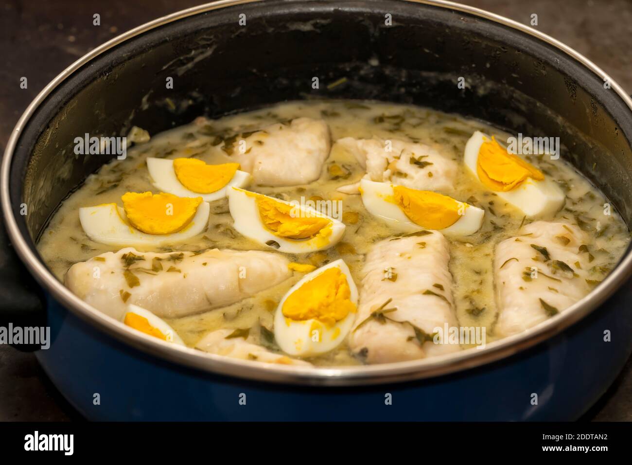 Hake les filets dans la sauce verte avec l'oeuf bouilli Banque D'Images