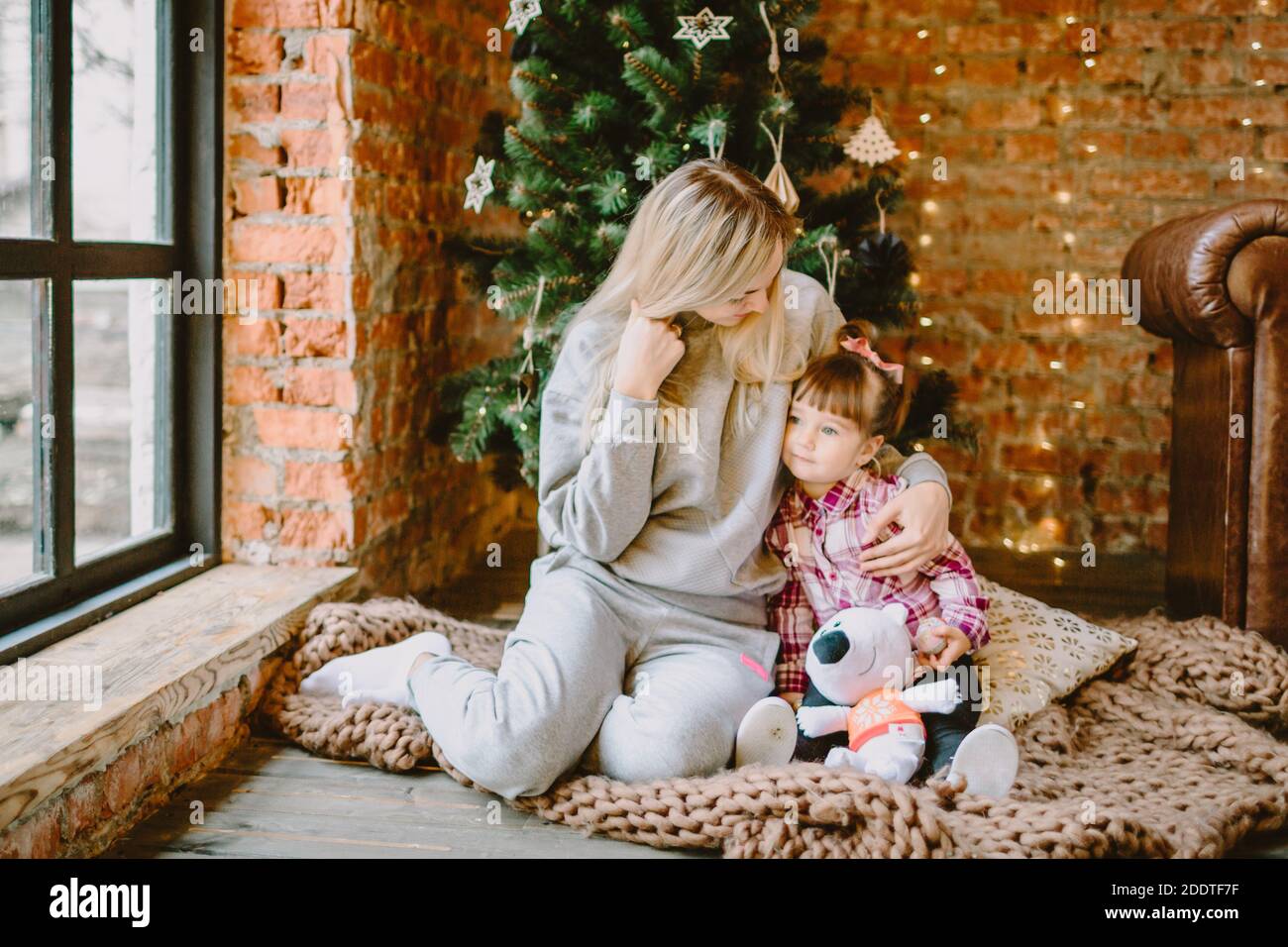 23 novembre 2020. Anapa, Russie. Fille Yong avec mère à l'intérieur de Noël. Vacances d'hiver. Banque D'Images