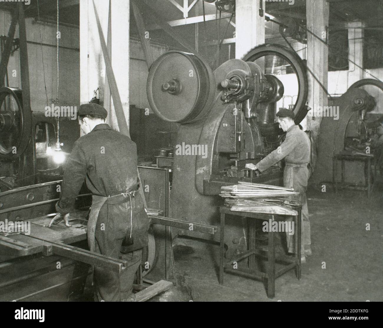Industrie espagnole, 1945. Chaîne de production d'une société dédiée à la fabrication de composants de motocycles. Estampage métallique, section presses. Espagne, Catalogne, Barcelone. Banque D'Images