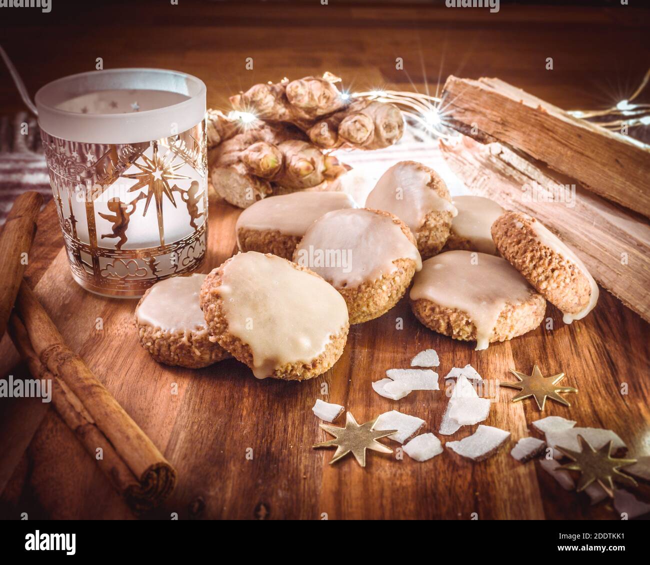 Biscuits de Noël faits maison et décoration sur table en bois Banque D'Images