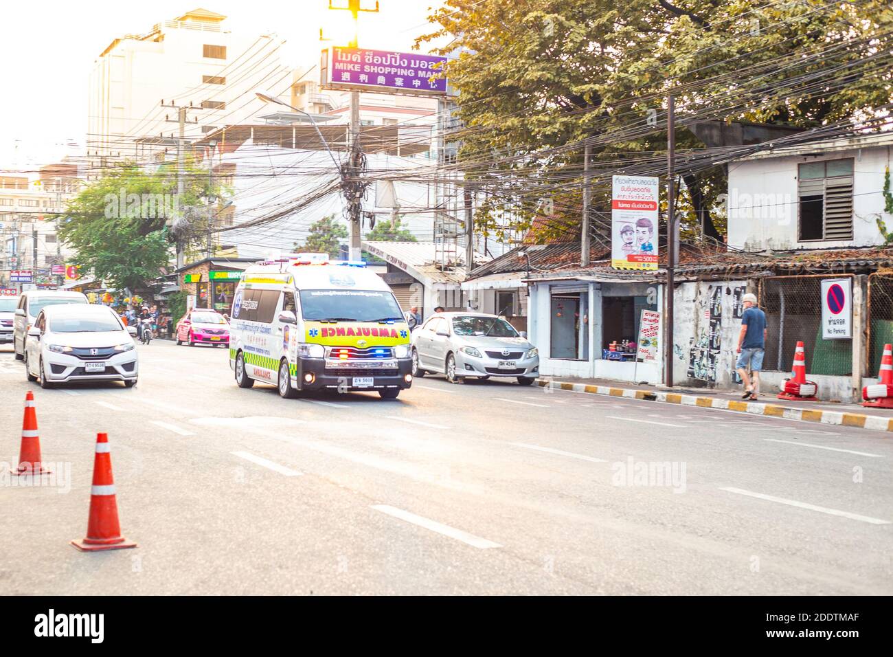 Pattaya, Thaïlande- 01.20.2020: Une ambulance voyage le long d'une rue de ville à appeler Banque D'Images