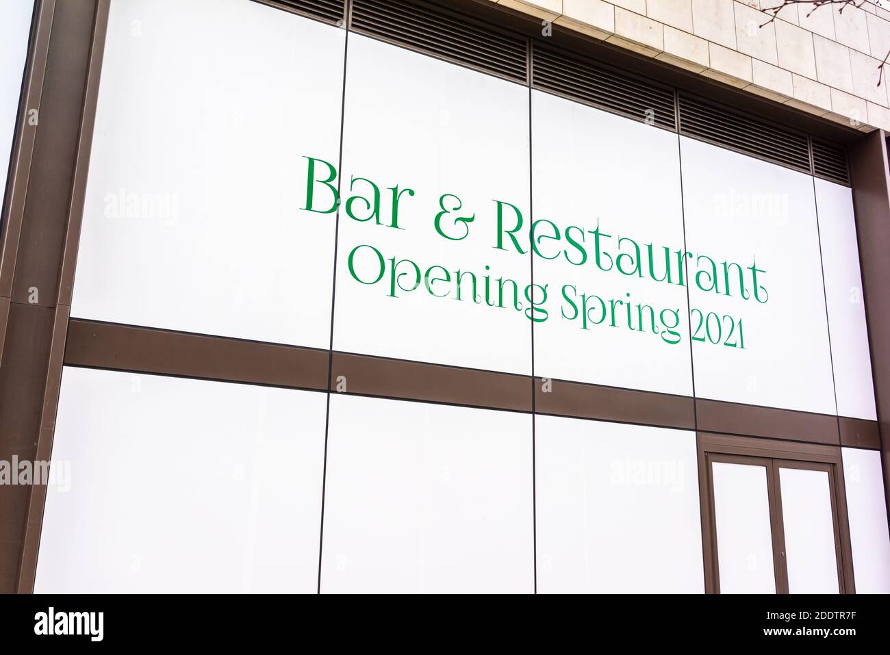 Un panneau pour l'ouverture d'un nouveau Bar & Restaurant au printemps 2021 dans le centre-ville de Southampton, Angleterre, Royaume-Uni Banque D'Images