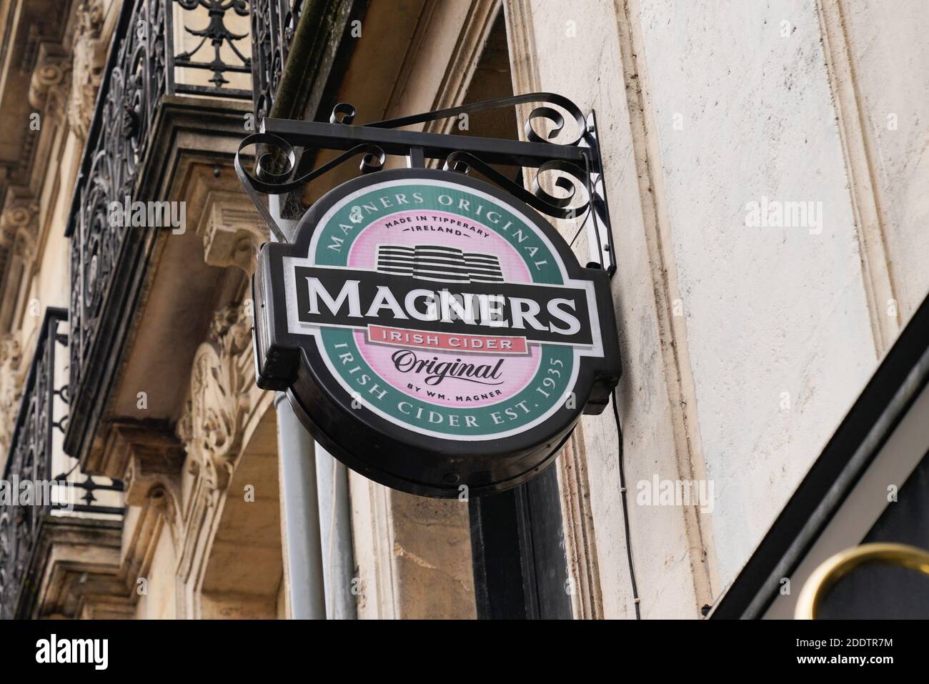 Bordeaux , Aquitaine / France - 11 11 2020 : logo Magners Irish Cider et texte publicitaire sur le mur pub bar restaurant Banque D'Images