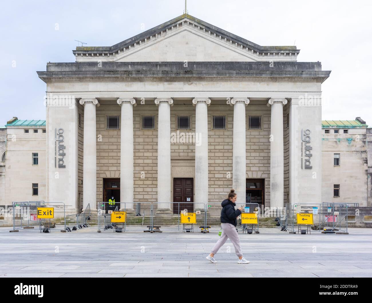 Southampton, Royaume-Uni. 26 novembre 2020. Une femme passe le long de l'O2 Guildhall, dans le centre-ville de Southampton, qui a été temporairement transformé en centre d'essais Covid-19. Banque D'Images