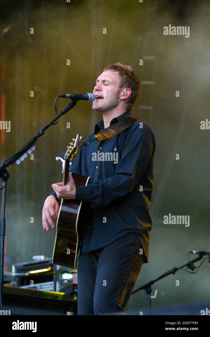 David Gray se exécutant au V2003 Virgin Festival, Hylands Park, Chelmsford, Essex, Royaume-Uni. Banque D'Images