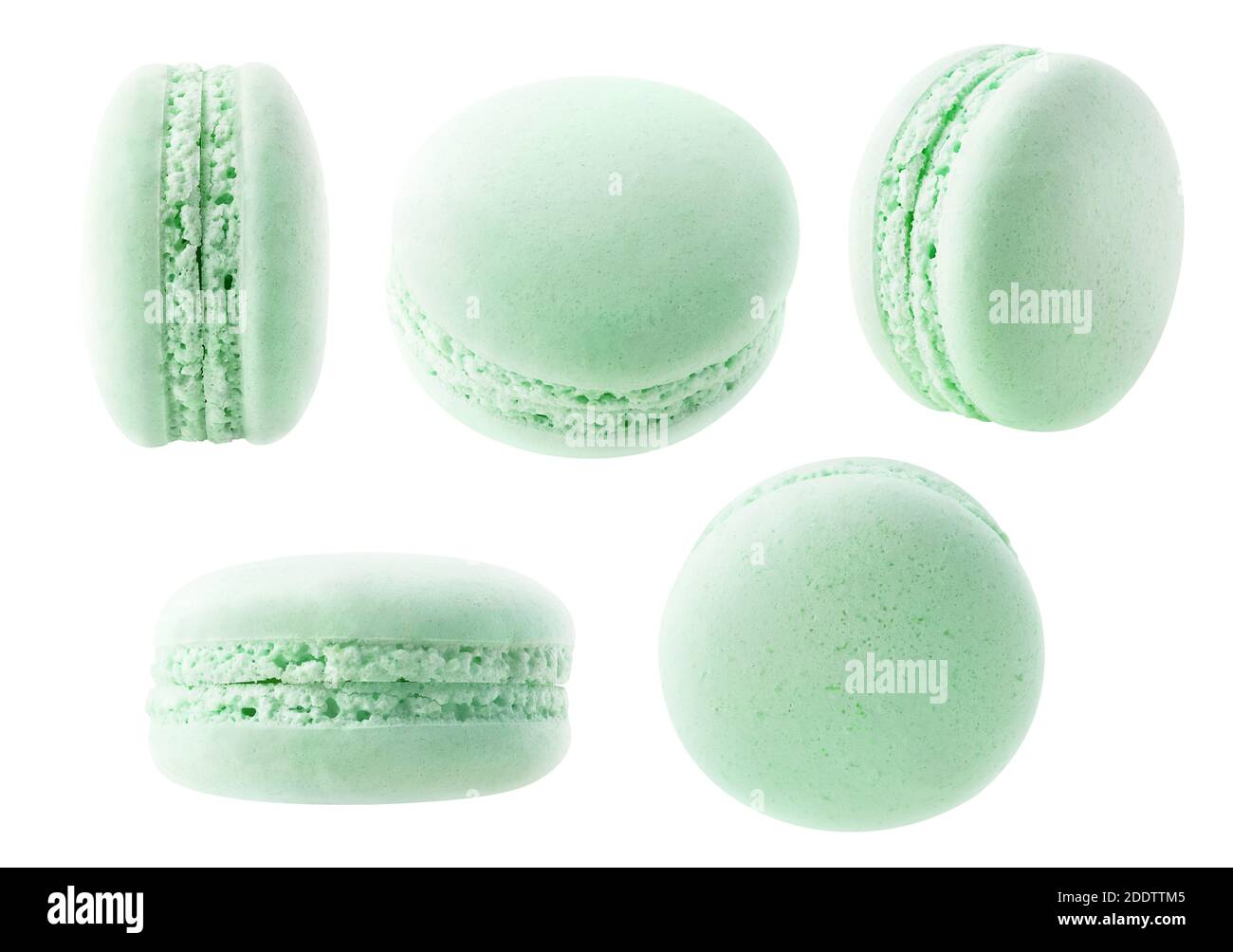 Collection de macarons verts isolés. Macarons à la menthe ou au pistache à différents angles isolés sur fond blanc Banque D'Images