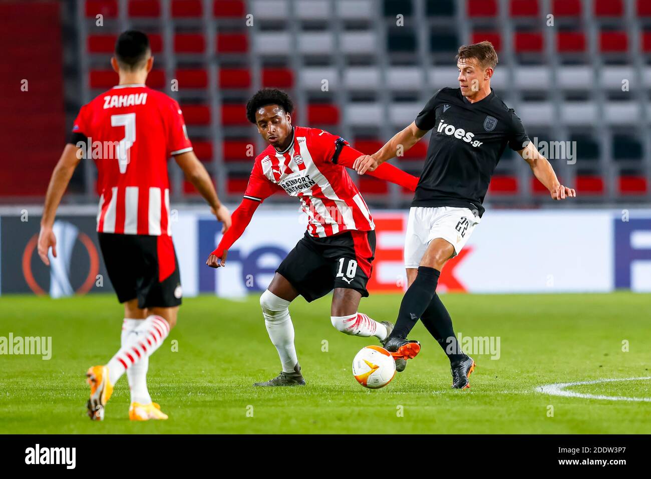 EINDHOVEN - 26-11-2020, stade Philips. Football néerlandais, eredivisie, saison 2020-2021. Ligue Europa de l'UEFA. Joueur PSV Pablo Rosario (L), joueur PAOK Stefan Schwab (R) pendant le match PSV - PAOK Saloniki. Crédit : Pro Shots/Alamy Live News Banque D'Images