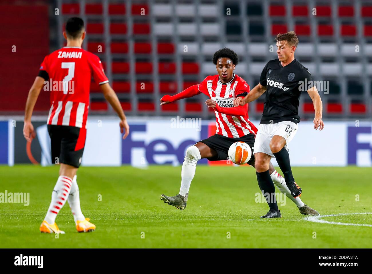 EINDHOVEN - 26-11-2020, stade Philips. Football néerlandais, eredivisie, saison 2020-2021. Ligue Europa de l'UEFA. Joueur PSV Pablo Rosario (L), joueur PAOK Stefan Schwab (R) pendant le match PSV - PAOK Saloniki. Crédit : Pro Shots/Alamy Live News Banque D'Images