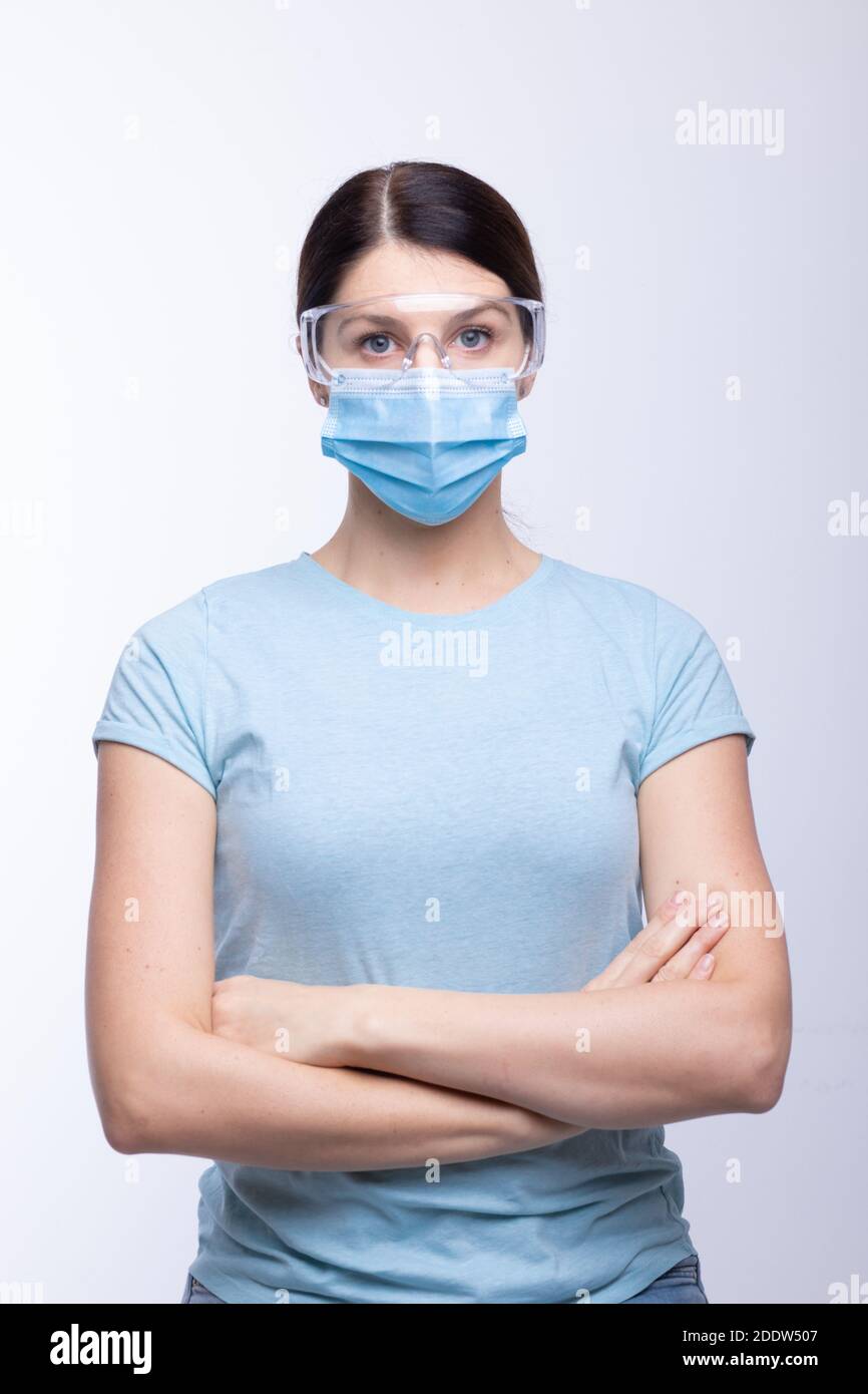 Portrait inquiet de l'infirmière, du médecin ou du scientifique derrière le masque facial et la photo de lunettes de protection Banque D'Images