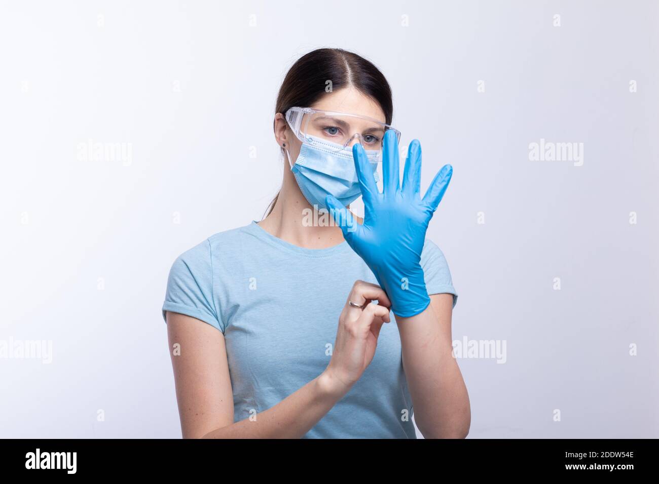 Infirmière ou médecin portant et vérifiant l'équipement de protection contre les virus et photo de la maladie bactérienne Banque D'Images