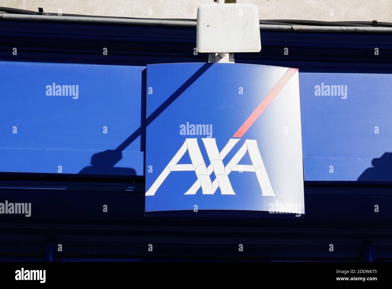 Bordeaux , Aquitaine / France - 11 11 2020 : logo axa et signature textuelle de l'agence assurance multinationale française Banque D'Images