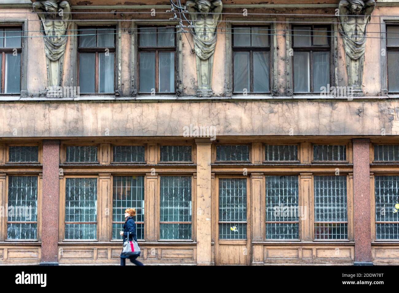 Figures dans la façade d'un bâtiment à Brīvības iela et Stabu Street, Riga, Lettonie Banque D'Images