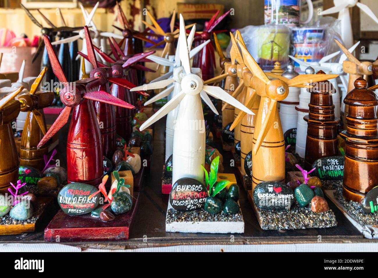 Souvenirs sous forme d'éoliennes au parc éolien d'Ilocos Norte, Philippines Banque D'Images