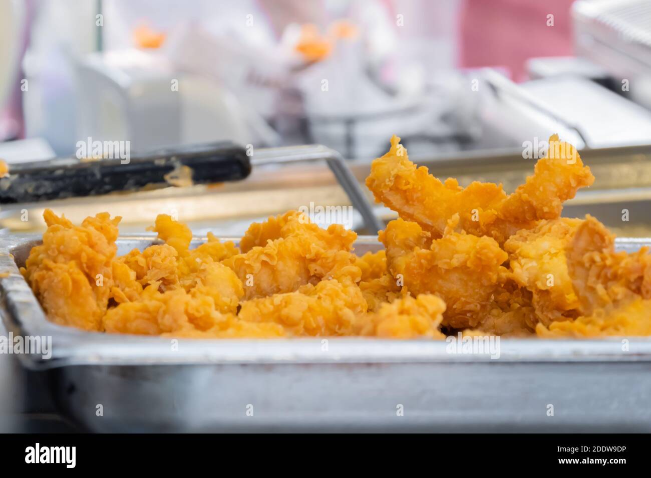 Poisson frit ou poulet dans le récipient du restaurant à la nourriture marché - gros plan Banque D'Images