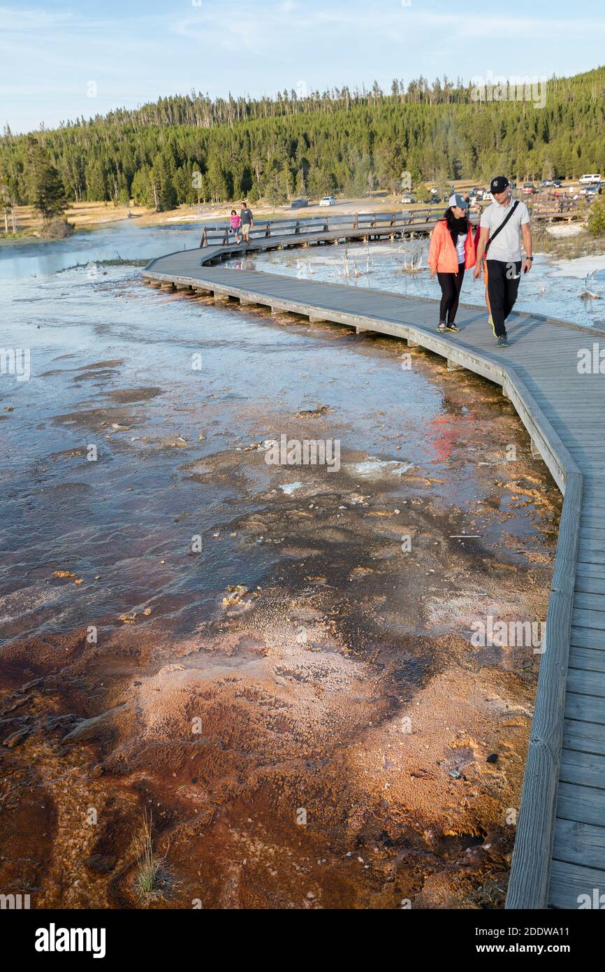 Gens sur la promenade, Biscuit Basin, parc national de Yellowstone, Wyoming, États-Unis Banque D'Images