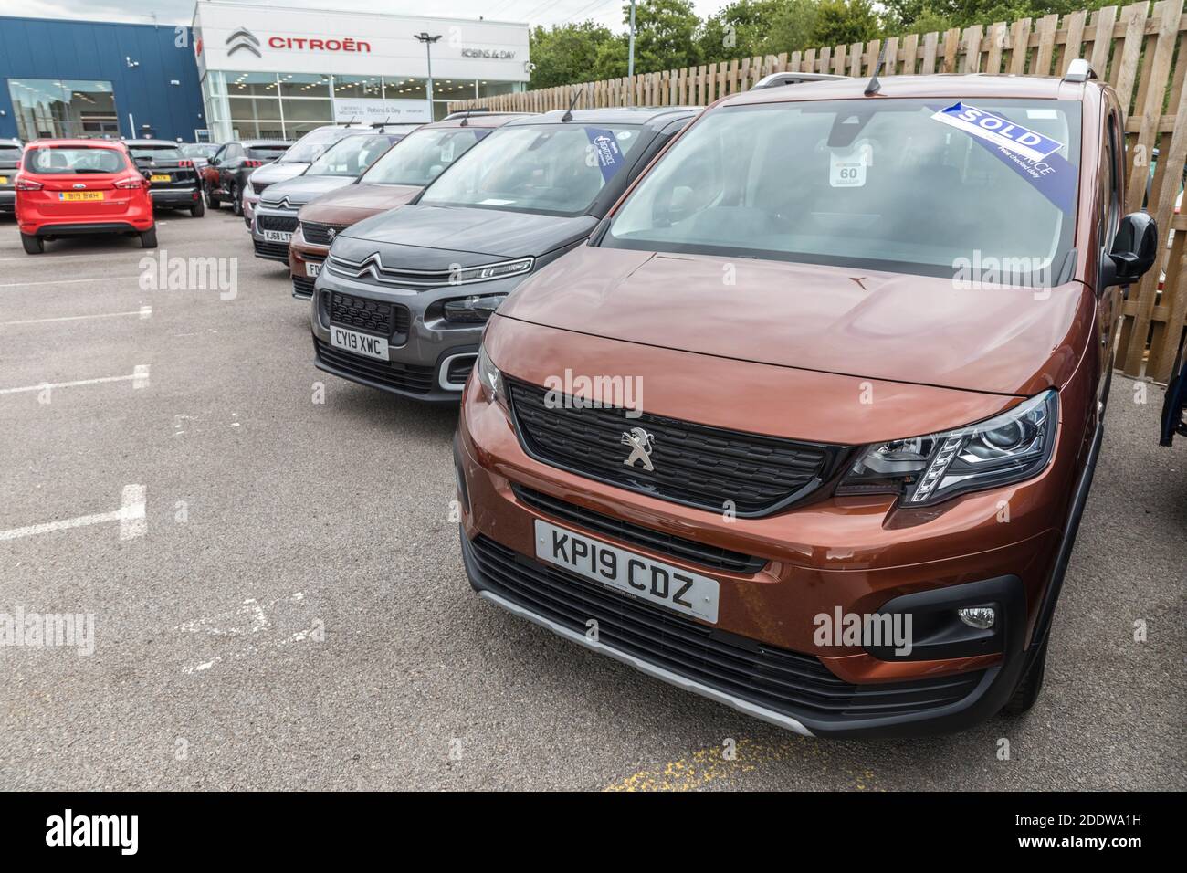 Peugeot voitures de tir sur piste avec enseigne vendue, Newport, pays de Galles, Royaume-Uni Banque D'Images