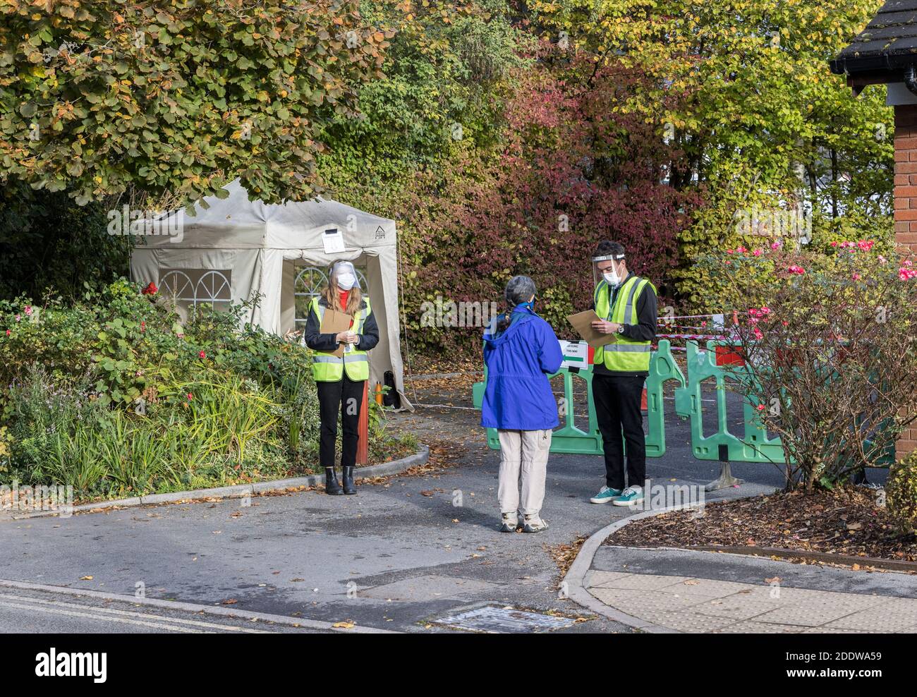 Contrôle de sécurité sur le patient entrant dans la zone pour recevoir la vaccination lors d'une intervention chirurgicale du médecin, Abergavenny, pays de Galles, Royaume-Uni Banque D'Images