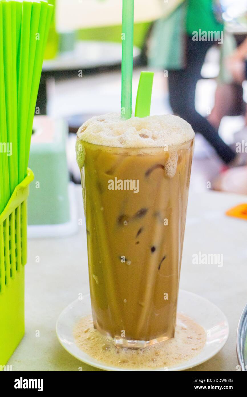 Teh tarik ou thé tiré dans un kedai kopi à Kota Kinabalu, Sabah, Malaisie Banque D'Images