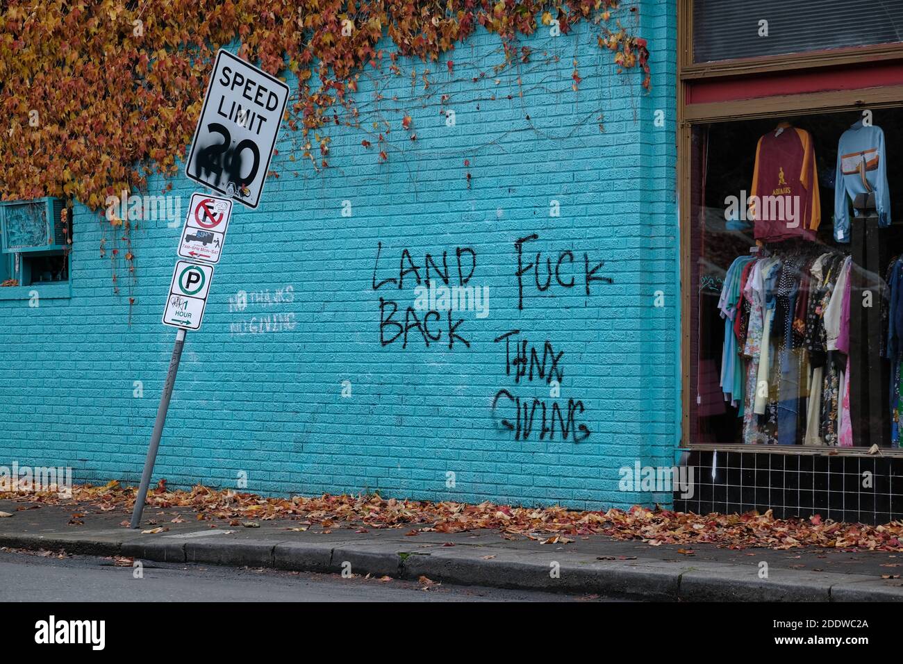 Portland, États-Unis. 26 novembre 2020. Le graffiti « Land Back » est photographié sur une entreprise de Southeast Hawthorne Street à Portland, en Oregon, le 26 novembre 2020, après un appel à l'action le soir de Thanksgiving qui a exhorté les manifestants autochtones à attaquer les symboles du colonialisme, du capitalisme et de la gentrification. (Photo par Alex Milan Tracy/Sipa USA) crédit: SIPA USA/Alay Live News Banque D'Images