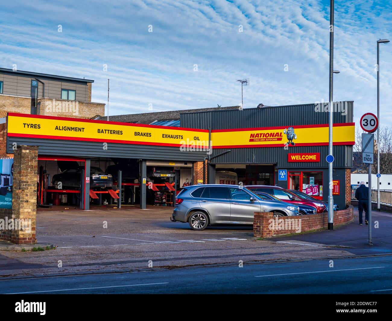 National Tires and AutoCare - fondé en 1970, National Tires est le plus grand spécialiste indépendant de l'ajustement rapide au Royaume-Uni avec plus de 200 succursales. Banque D'Images