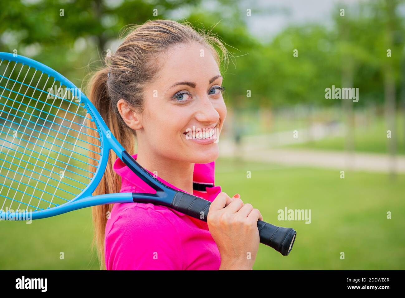 Portrait d'une fille de joueur de tennis tenant une raquette à l'extérieur  - Portrait belle fille blonde qui joue au tennis dans des vêtements de  sport élégants tenir la raquette en h