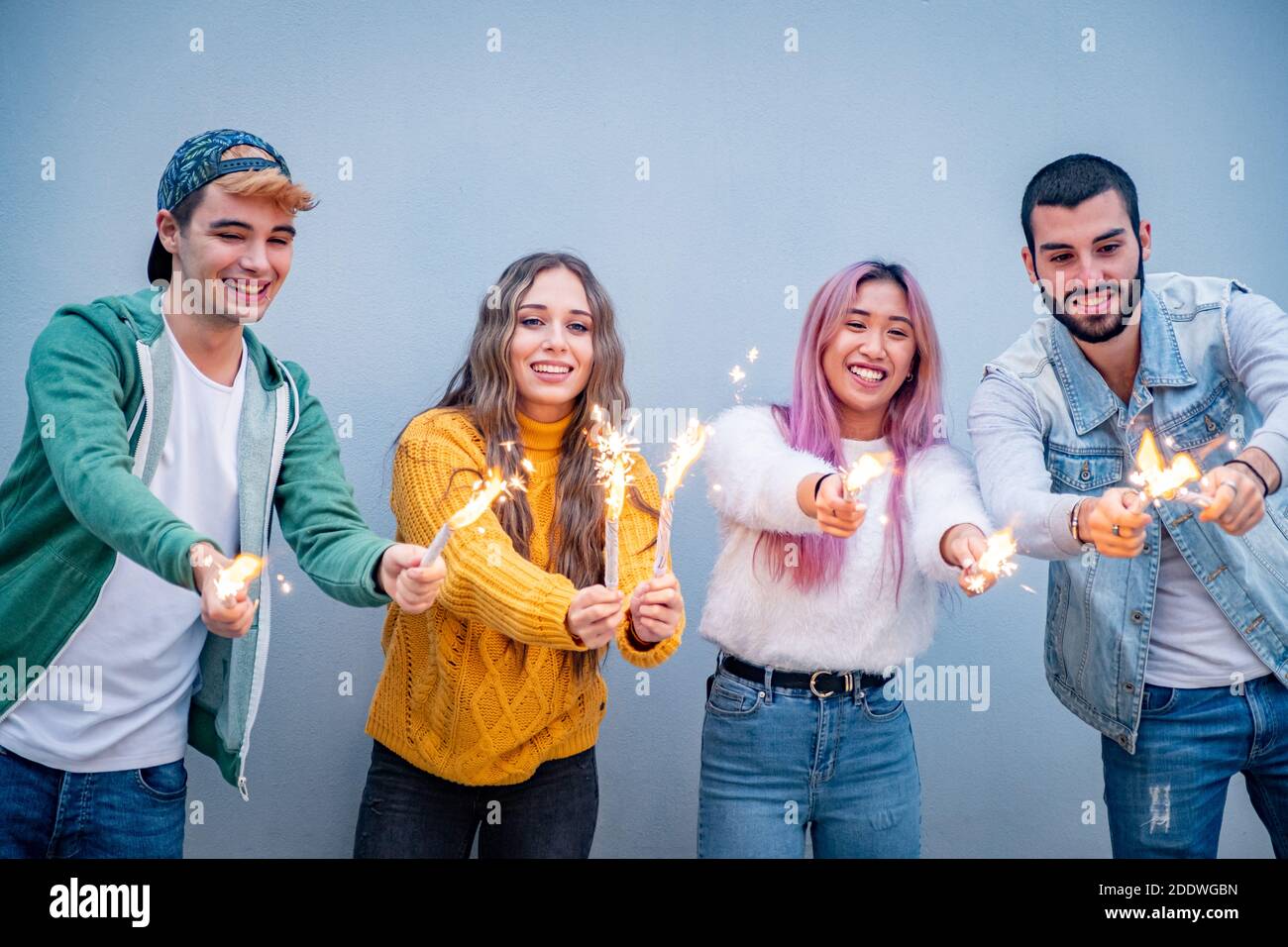 Groupe d'amis multiethniques qui se jocent avec des spasmes - quatre ténéeliers faire la fête avec des spamleurs entre les mains Banque D'Images