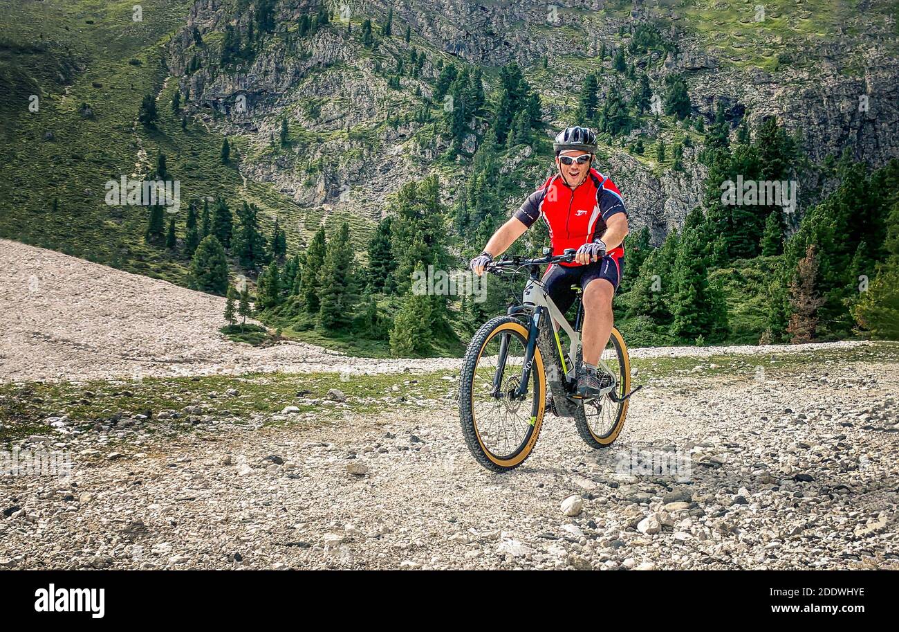 Homme qui va en VTT sur un parcours de montagne - Un jeune motard de  montagne qui fait son e-vélo sur une piste À travers les prairies - VTT  Photo Stock - Alamy