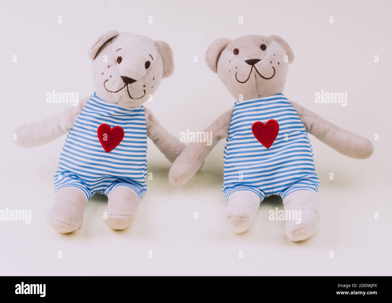 Amoureux heureux deux ours couple jouet en maillot, avec coeur rouge,  symbole de l'amour et de la relation Saint Valentin concept, embrassant,  style romantique. Créatif Photo Stock - Alamy
