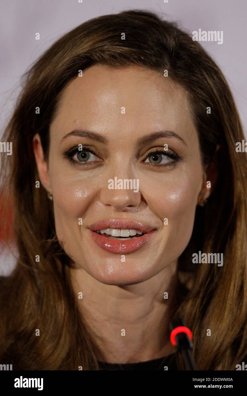 L'actrice AMÉRICAINE Angelina Jolie réagit alors qu'elle s'adresse au public après la première de son film "dans le pays du sang et du miel", Sarajevo, Bosnie, 2012 Banque D'Images