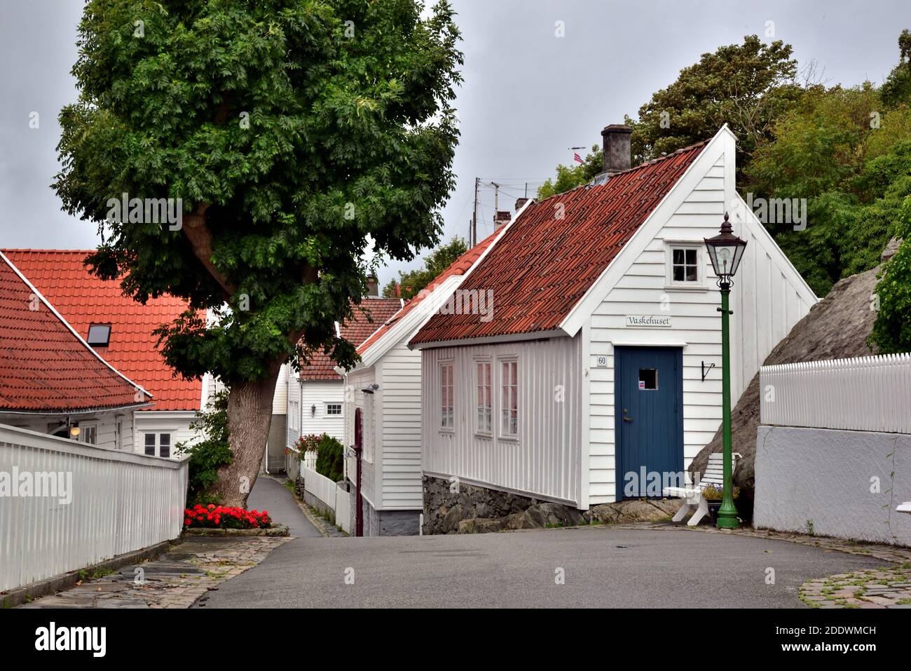 L'historique Vaskehuset dans la rue Soragada à Skudeneshavn, Norvège. Il a été construit en 1835 comme une buanderie et un magasin de bois pour la propriété en face. Banque D'Images