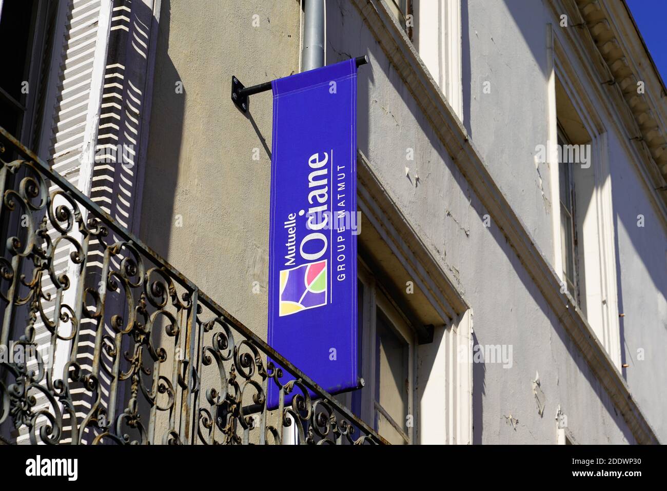 Bordeaux , Aquitaine / France - 11 11 2020 : signe du logo Mutuelle Ociane sur le drapeau extérieur du Groupe Matmut Agence mutuelle française Banque D'Images