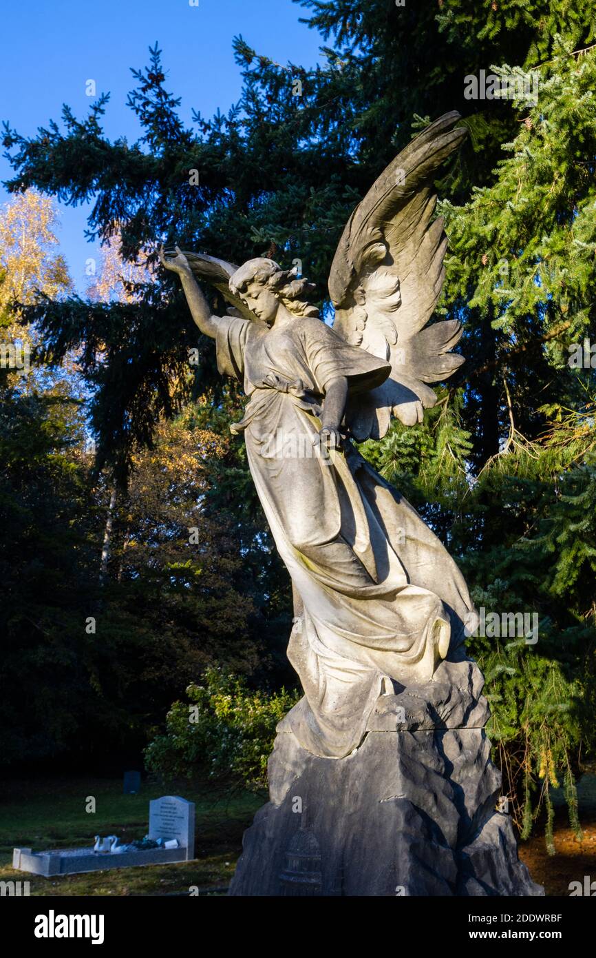 Tombe de Reginald Howell avec une statue d'un ange dans le cimetière du Sud, cimetière de Brookwood Glades of Remembrance, Woking, Surrey, sud-est de l'Angleterre Banque D'Images