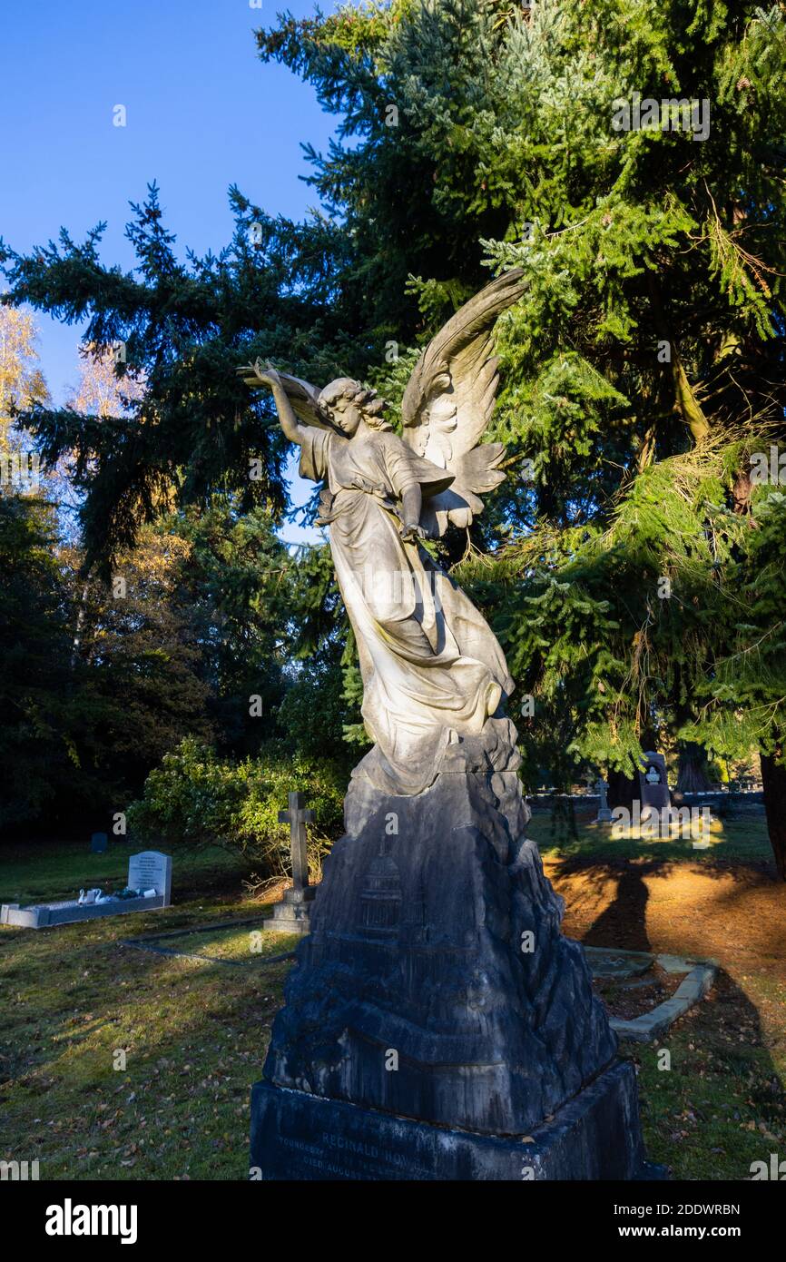 Tombe de Reginald Howell avec une statue d'un ange dans le cimetière du Sud, cimetière de Brookwood Glades of Remembrance, Woking, Surrey, sud-est de l'Angleterre Banque D'Images