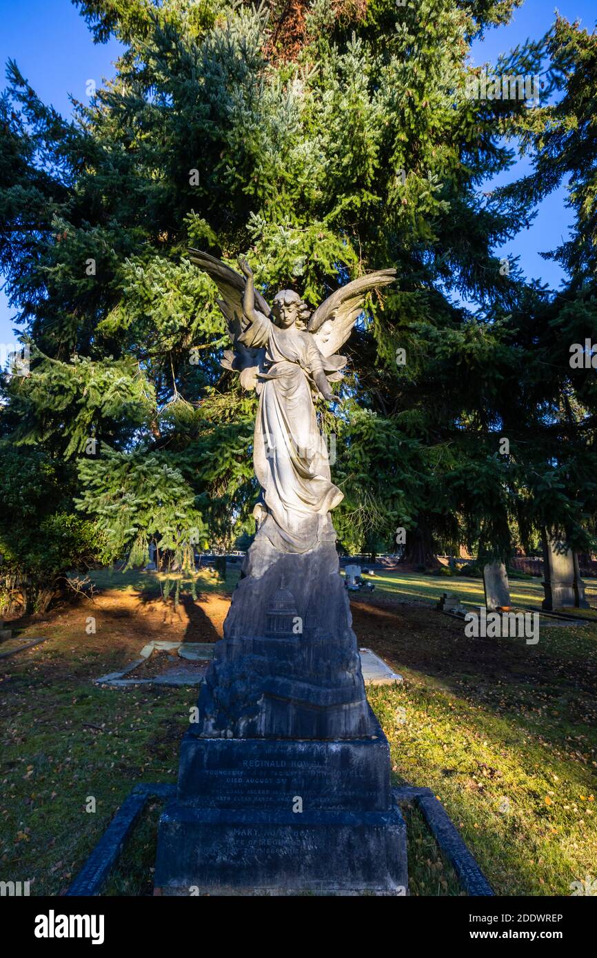 Tombe de Reginald Howell avec une statue d'un ange dans le cimetière du Sud, cimetière de Brookwood Glades of Remembrance, Woking, Surrey, sud-est de l'Angleterre Banque D'Images