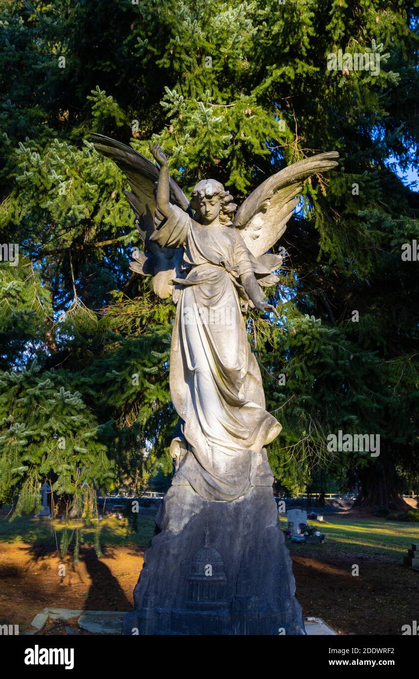 Tombe de Reginald Howell avec une statue d'un ange dans le cimetière du Sud, cimetière de Brookwood Glades of Remembrance, Woking, Surrey, sud-est de l'Angleterre Banque D'Images
