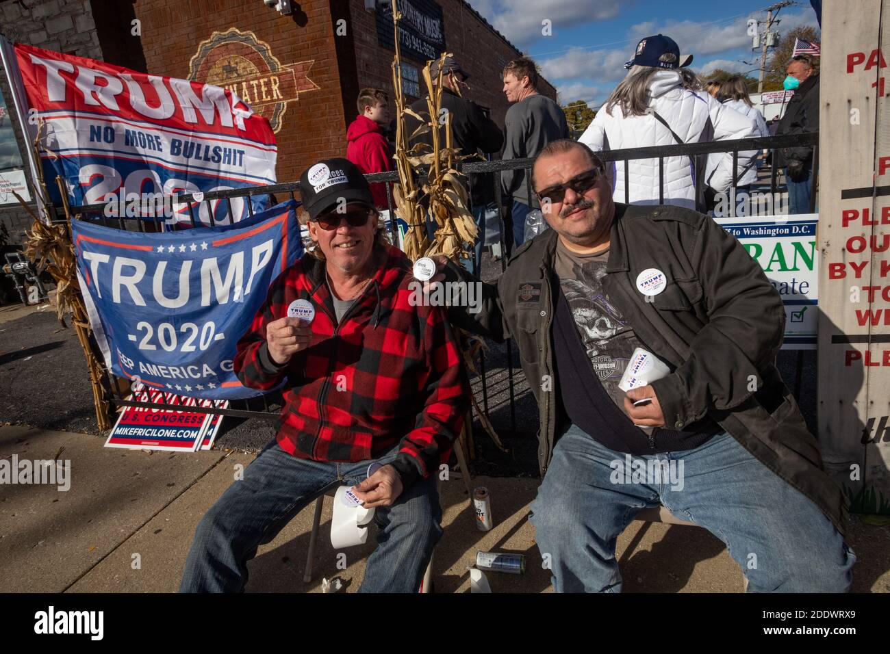 Pro Trump se rallie dans un bar de musique country du quartier de Mount Greenwood, à l'extrême sud de Chicago, le dimanche précédant le jour des élections. Le rassemblement en plein air a eu lieu dans un parking à côté du bar et le long de la 111e rue, un quartier très animé. Banque D'Images