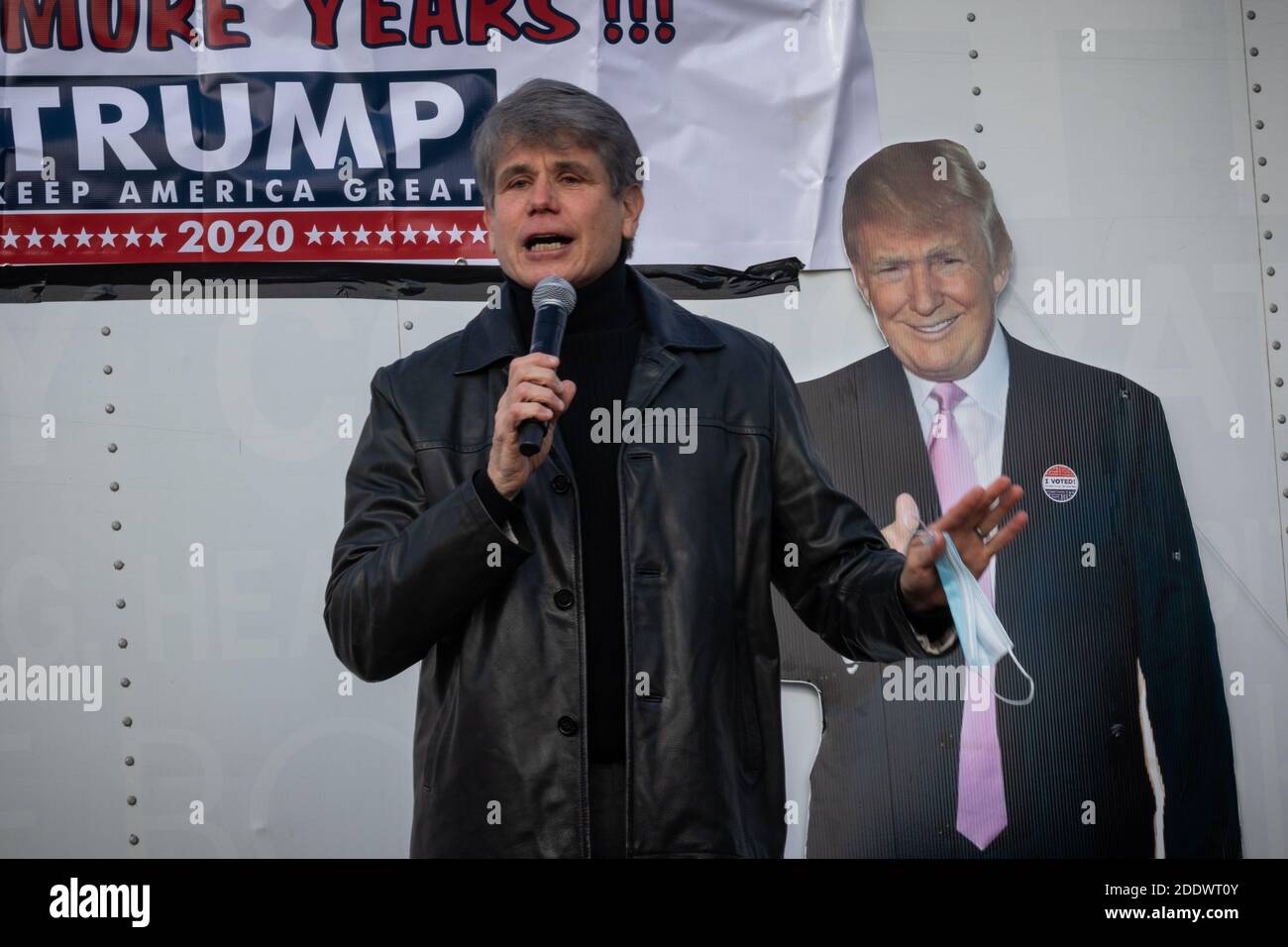 L'ancien gouverneur de l'Illinois, Rod Blagojevich, s'exprime en faveur de la réélection du président Trump lors d'un rassemblement dans le quartier de Mount Greenwood, à l'extrême sud de Chicago, le dimanche précédant l'élection. Le président Trump a commué la condamnation de Blagojevich pour corruption en février 2020. Banque D'Images