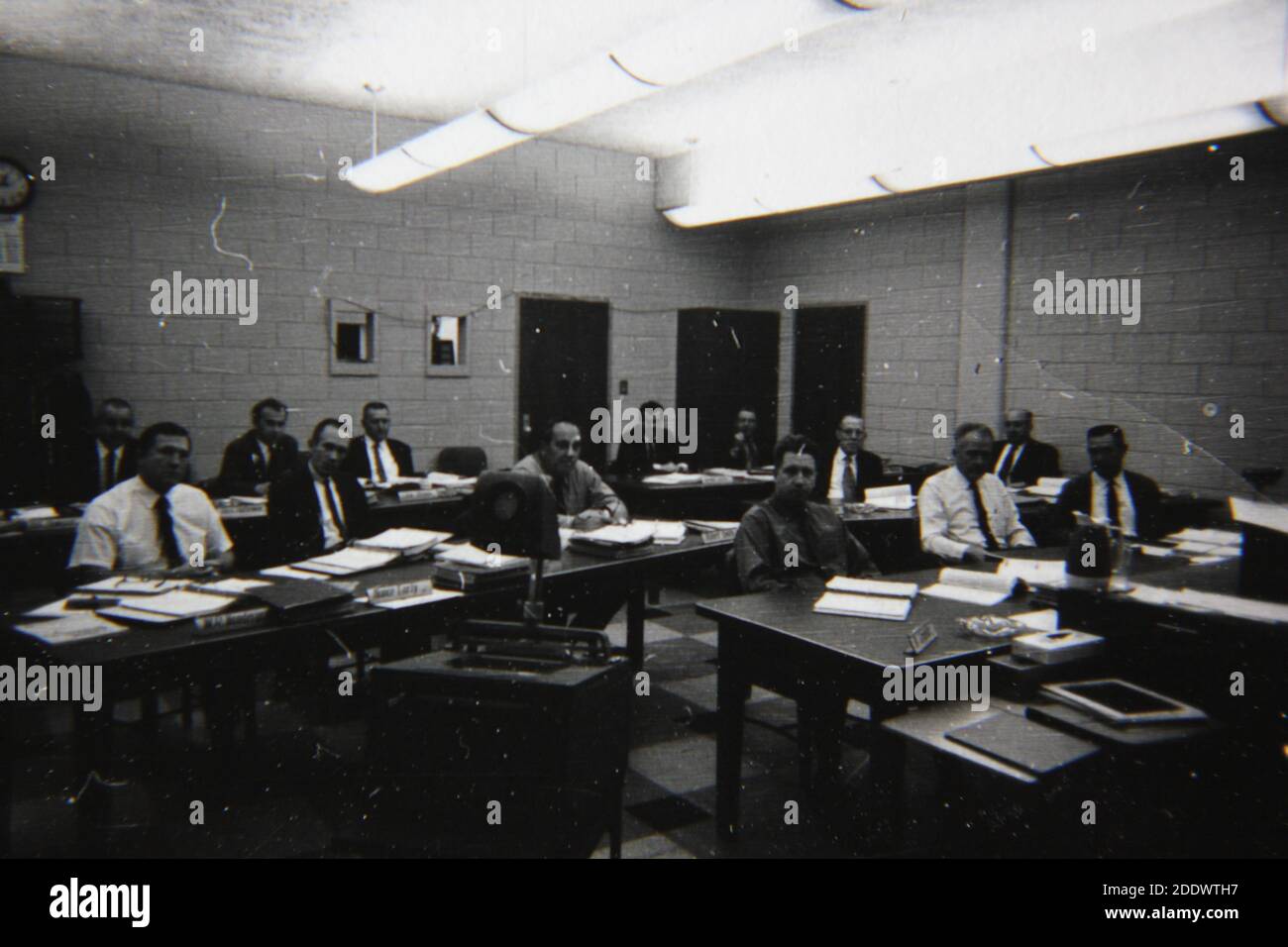 Belle photographie en noir et blanc vintage des années 1970 des gars au bureau. Banque D'Images