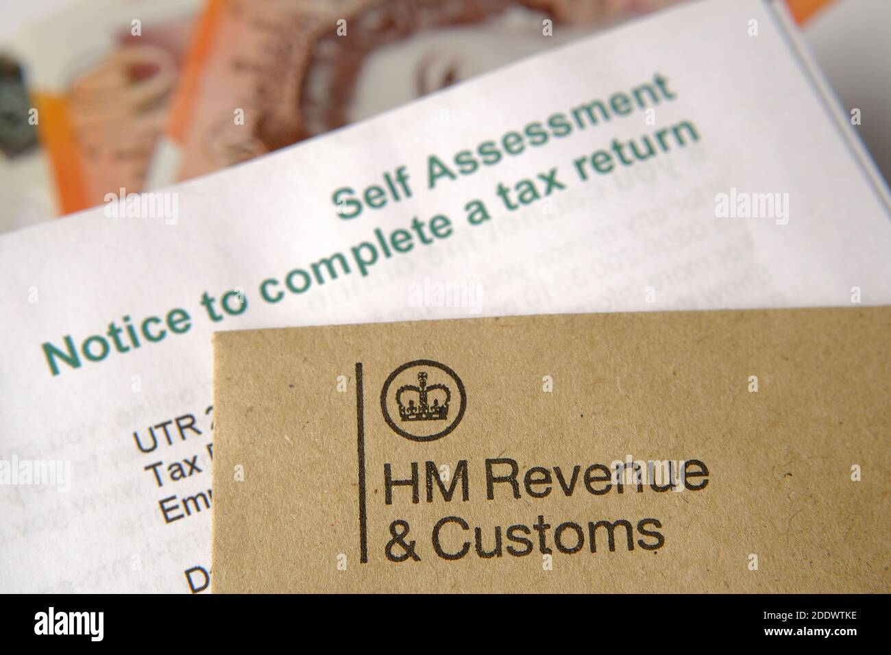 Lettres de HM revenu et douanes (HMRC) avec logos avec enveloppe marron et lettre d'auto-évaluation et d'avis de déclaration de revenus floue. Banque D'Images