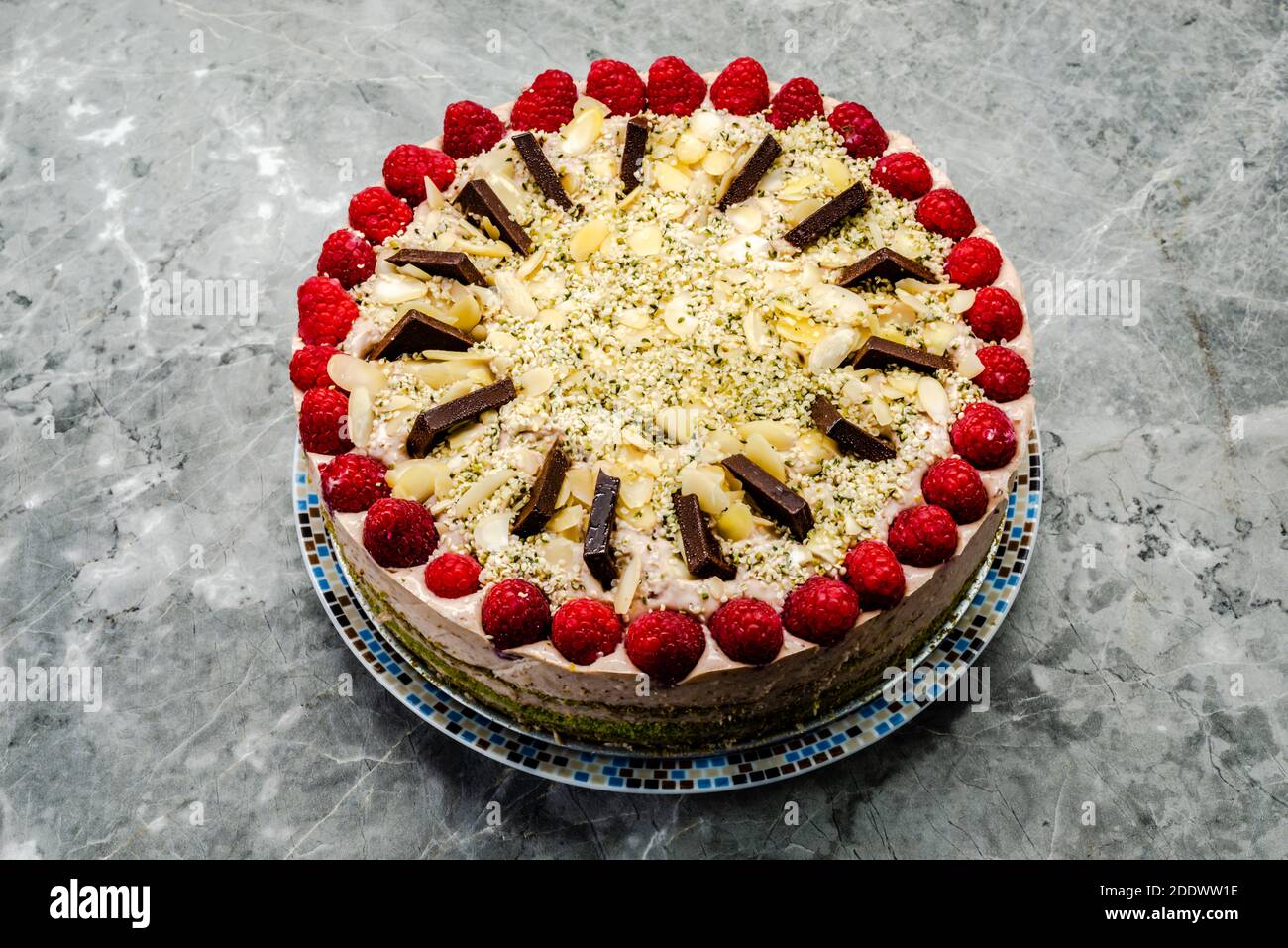 Gateau Aux Epinards Maison Decore De Framboises Et De Chocolat Photo Stock Alamy