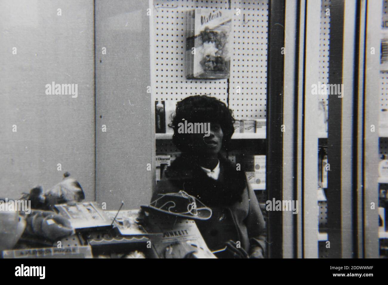 Belle photographie en noir et blanc vintage des années 1970 d'une femme lamée regardant l'appareil photo. Banque D'Images