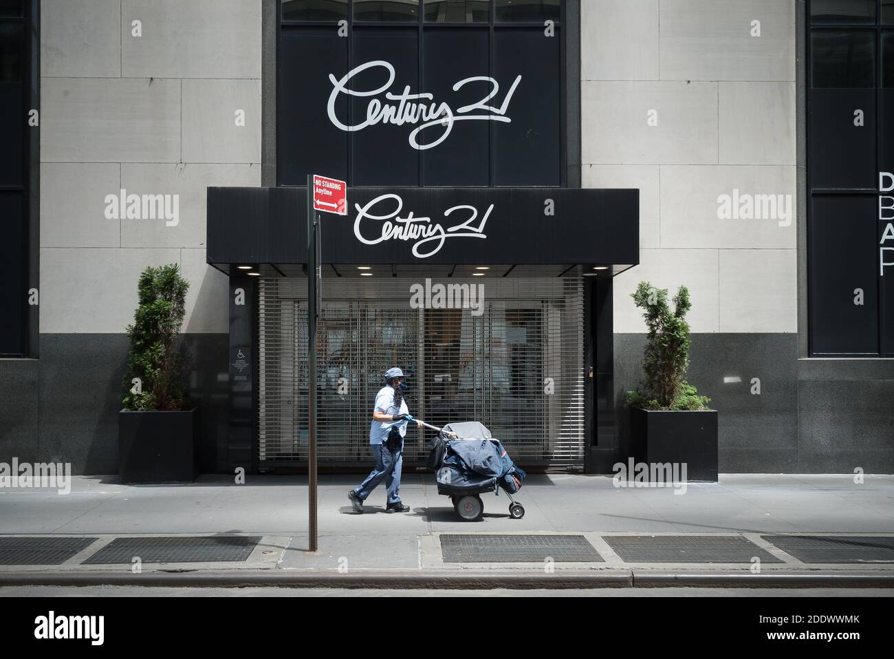 Manhattan, New York. 22 mai 2020. Un transporteur de courrier USPS portant un masque marche devant un magasin Century 21 fermé à Lower Manhattan. Banque D'Images