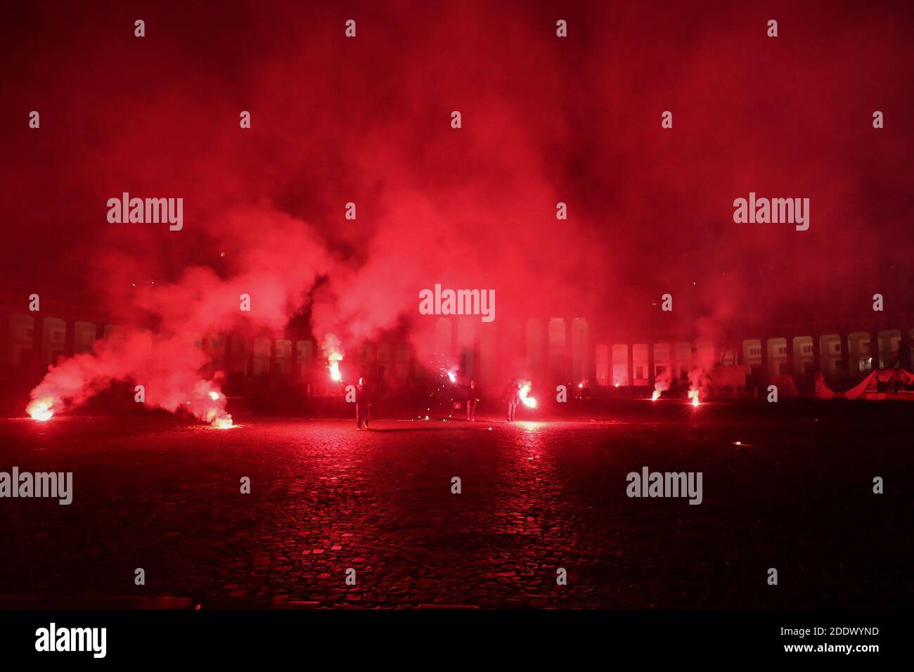 Naples, Italie. 26 novembre 2020. Fans de Diego Armando Maradona, avec des bombes de fumée devant le palais royal de la place Plebiscito à Naples et une photo géante du champion, le lendemain de la mort du célèbre et légendaire joueur de football argentin Credit: Independent photo Agency/Alay Live News Banque D'Images