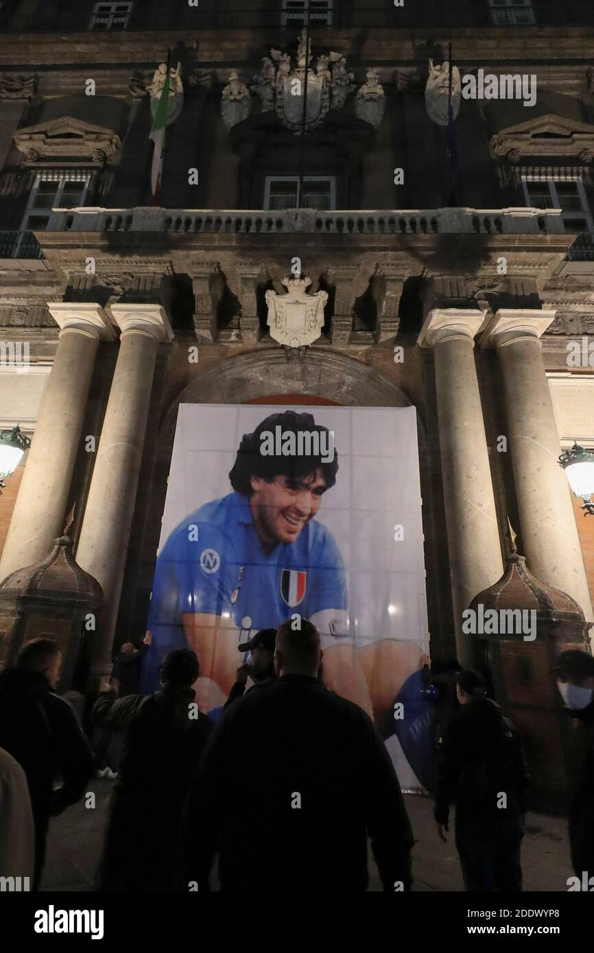 Naples, Italie. 26 novembre 2020. Fans de Diego Armando Maradona, avec des bombes de fumée devant le palais royal de la place Plebiscito à Naples et une photo géante du champion, le lendemain de la mort du célèbre et légendaire joueur de football argentin Credit: Independent photo Agency/Alay Live News Banque D'Images