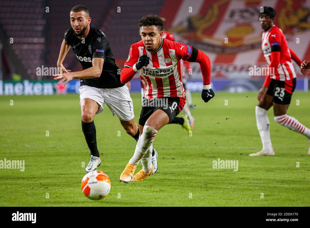 EINDHOVEN, PAYS-BAS - NOVEMBRE 26 : Donyell Malen du PSV lors du match de l'UEFA Europa League entre le PSV et le PAOK au Philips Stadion le 26 novembre, Banque D'Images