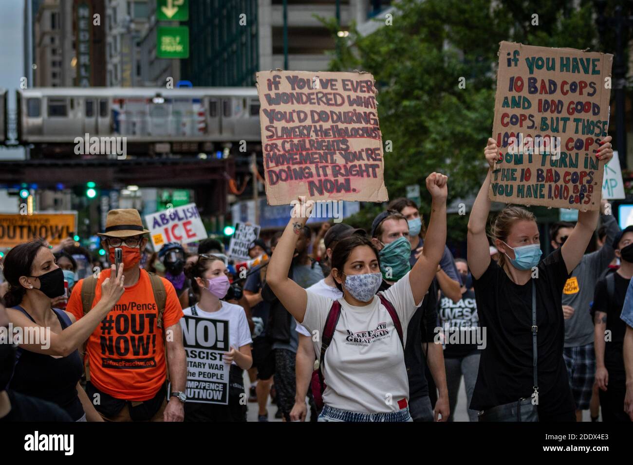 Les manifestants se sont réunis lundi soir sur la place fédérale de Chicago lors d'un rassemblement pour Black Lives Matter et contre les initiatives récemment divulguées de la police secrète du président Trump. Les manifestants ont organisé une marche pour le marathon dans le centre-ville de Chicago, arrêtant la circulation aux intersections et aux ponts clés à plusieurs reprises, et se sont affrontés plusieurs fois en chemin avec l'équipe de police à vélo qui les escortait dans les rues animées. Banque D'Images