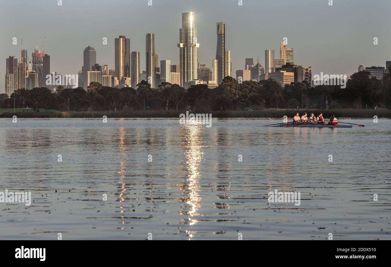 Melbourne Australie : les gratte-ciel de la ville de Melbourne s'illuminent sur l'eau du lac Albert Park. Banque D'Images