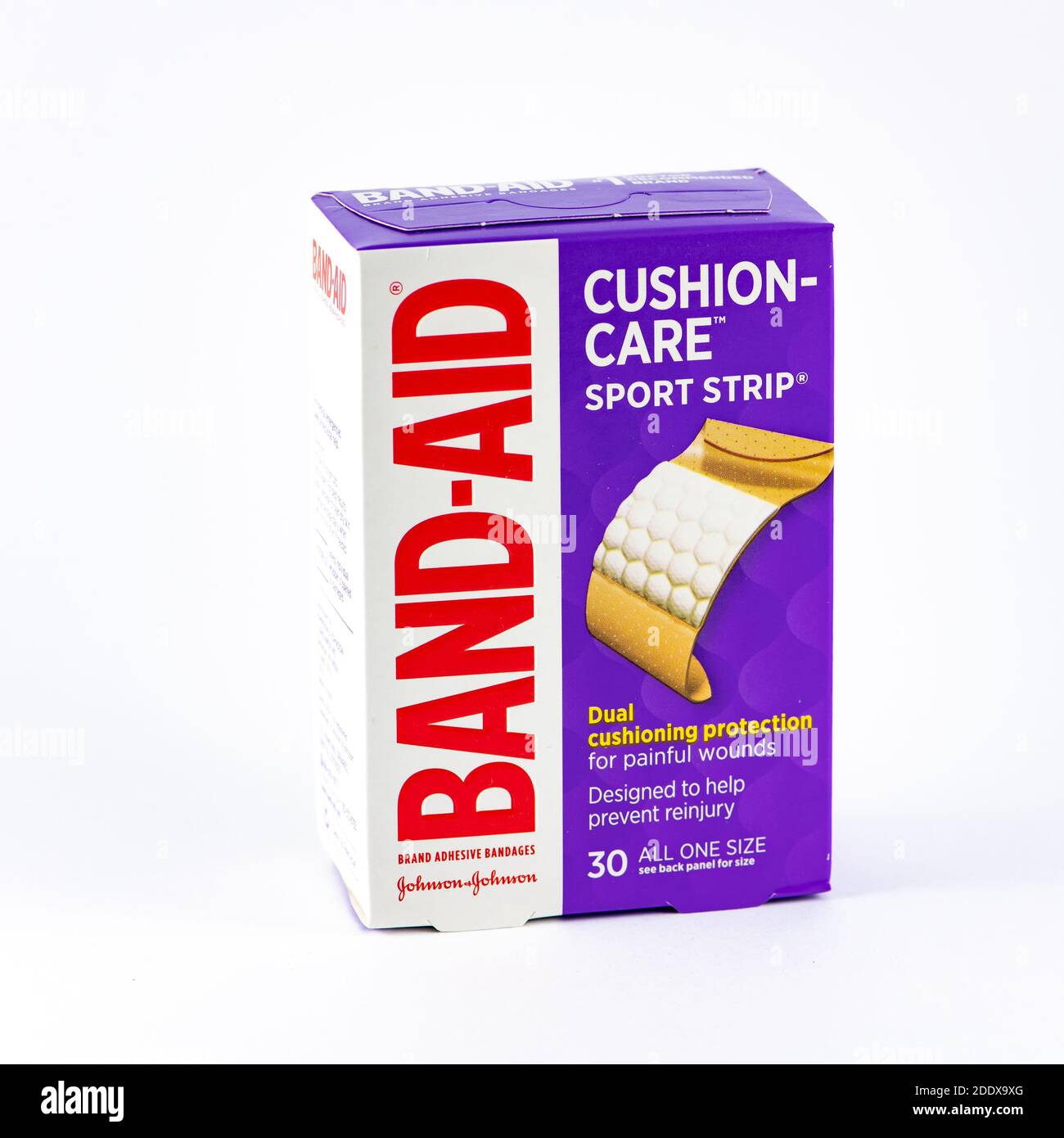 Une boîte de bandes de sport pour le soin des coussins Johnson & Johnson pour les blessures douloureuses. Banque D'Images